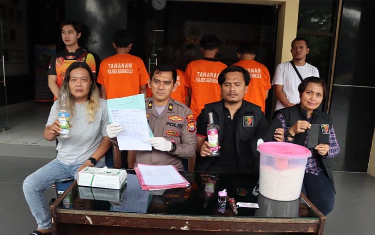 Kabag Ops Polresta Bengkulu Polda Bengkulu Kompol Jufri, S.IK, didampingi Kasat Reskrim AKP Welliwanto Malau, S.IK., MH dan Kasi Humas AKP Sugiharto saat menggelar konferensi pers kemarin Kamis (19/01).