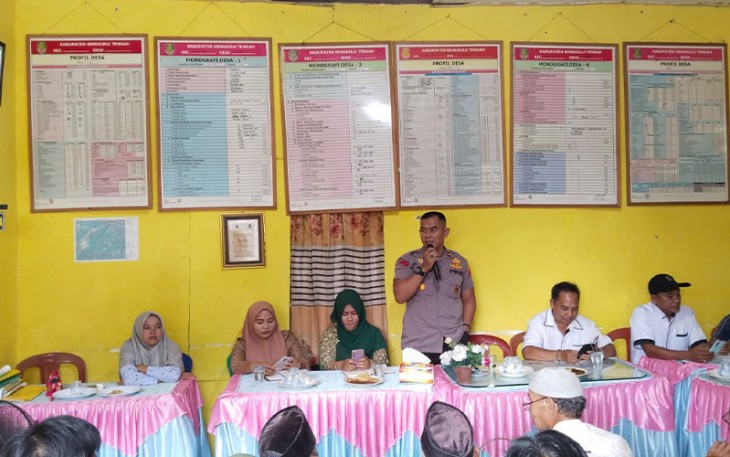Kapolsek Karang Tinggi saat hadiri musdesus Desa Tumbuk Kec. Pagar Jati Kab. Bengkulu Tengah Tahun 2023 Rabu, (15/02/2023).