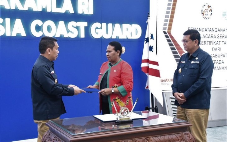 Bakamla RI saat Terima Sertifikat Tanah Hibah dari Kabupaten Supiori