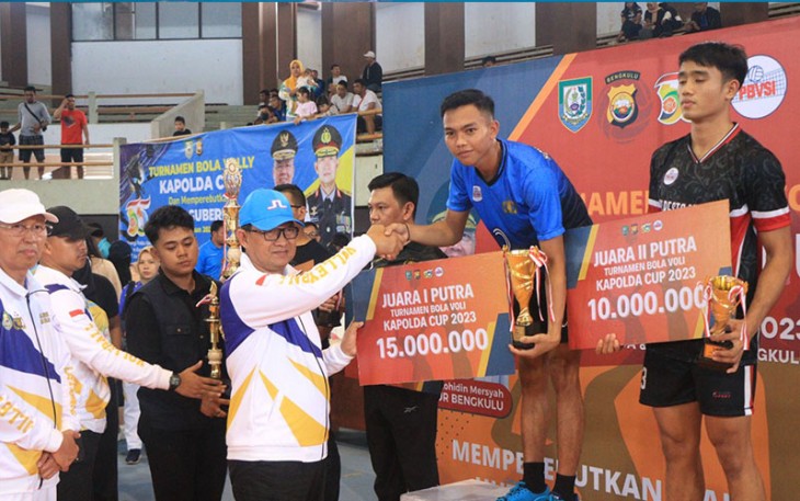 Kapolda Bengkulu saat menyerahkan hadiah Turnamen Volly Piala Kapolda dan Gubernur Provinsi Bengkulu
