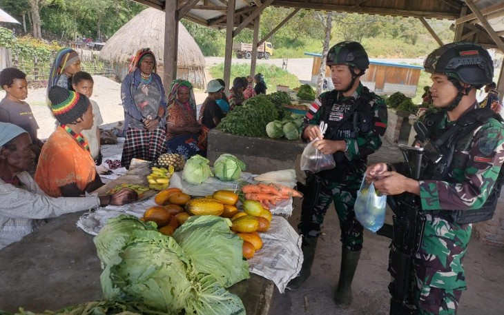 Satgas Yonif Raider 142/KJ saat melakukan kegiatan Anjangsana ke Pasar Tradisional Bolakme, Distrik Bolakme, Kabupaten Jayawijaya, Provinsi Papua Pegunungan, Senin (20/02/2023). 