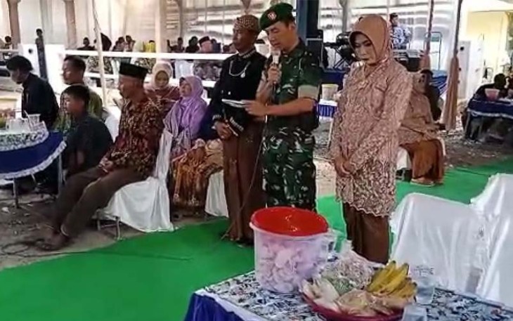Pelda Rahtama Setya Prihandoko saat "pasrah nganten" di acara resepsi pernikahan di Des Bleboh kecamatan Jiken kabupaten Blora Jawa Tengah.