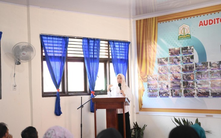 Penjabat Ketua TP-PKK Aceh, Ayu Marzuki, saat memberikan motivasi tentang pentingnya pendidikan untuk meraih cita-cita bagi pelajar pada kegiatan Sosialisasi Pencegahan Pernikahan Dini, di SMA Negeri 3 Kuala, Nagan Raya, Rabu (22/2/2023).