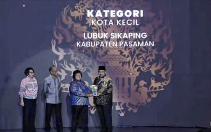  Bupati Pasaman Benny Utama, saat menerima Piala Adipura di Gedung Manggala Wanabhakti, Jalan Gatot Subroto, Jakarta.