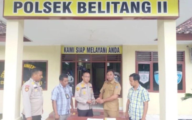 Kepalad Desa Sumber Harapan saat menyerahkan senpira ke Polsek Belitang Dua
