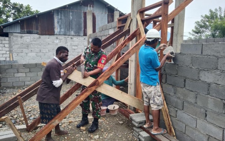 Babinsa Koramil 1710-07/Mapurujaya saat Karya Bakti Rehab Balai Kampung