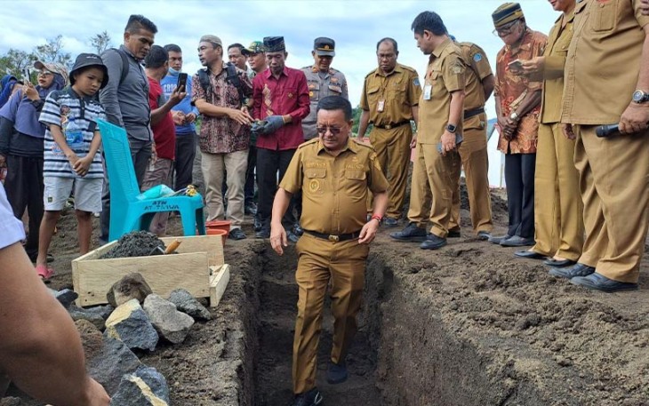 Walikota Bitung saat akan meletakkan batu pertama pembangunan Masjid Waleleng Pinokalan