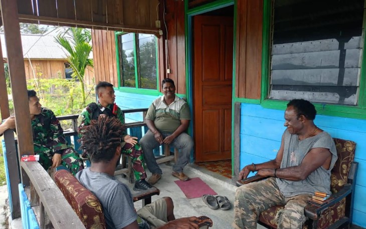 Satgas Yonif Raider 200/BN Kunjungi Rumah Warga Kampung Wakolani