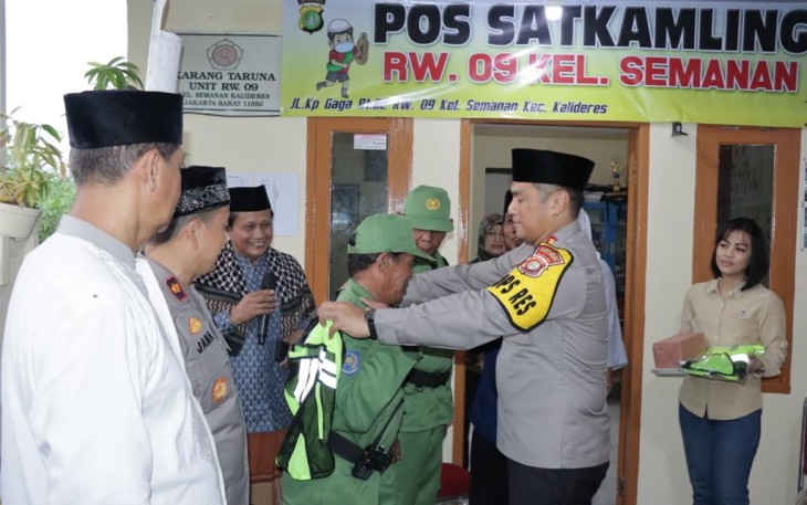 Kapolres Metro Jakarta Barat Beri Bantuan dan Pesan Kamtibmas untuk Petugas Linmas dan Siskamling