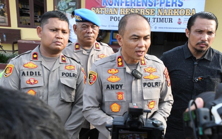 Kapolres Aceh Timur AKBP Andy Rahmansyah, S.I.K. didampingi Wakapolres Kompol Muhammad Aidil Saputra, S.H.,S.I.K., Kasatresnarkoba Iptu Yudha Prakasa, S.H. Kasi Propam Iptu Edi Saputra dan KBO Saresnarkoba Ipda Safwady Nour, S.H. saat menggelar Konferensi Pers pada, Kamis, (15/06/2023) sore.