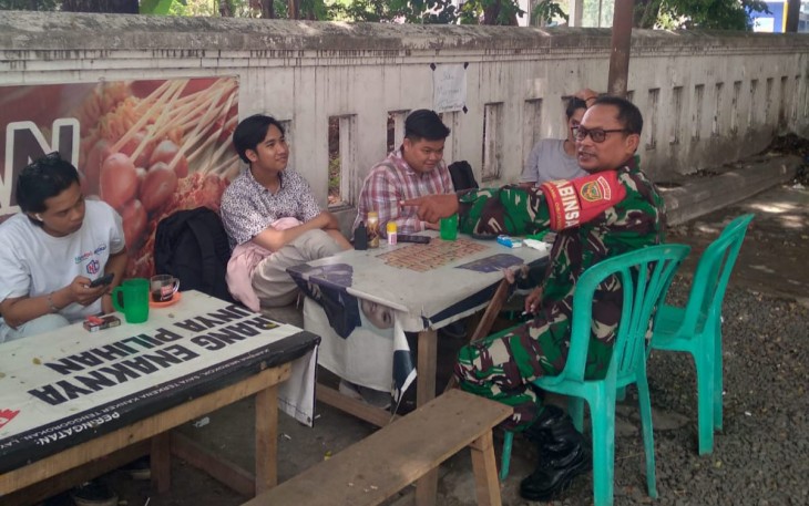 Babinsa Kelurahan Srimulya saat Lakukan Komsos