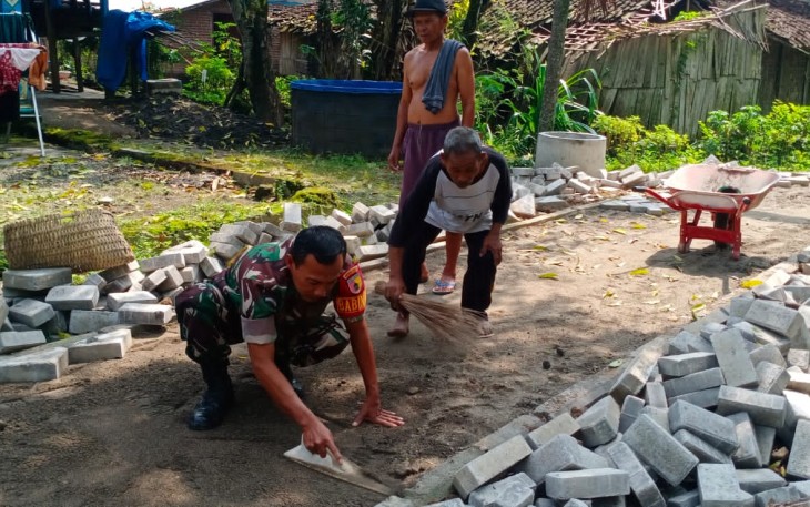 Babinsa Pilangkenceng Pasang Paving Jalan Desa