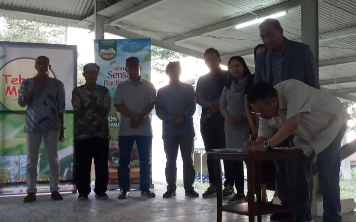 Otto Hasibuan menandatangani form deklarasi Komunitas Penikmat Teh Asli Indonesia, di Pendopo Madusuko PT Rumpun Sari Kemuning Kemuning, Ngargoyoso, Kabupaten Karanganyar, Rabu (7/12/2023).