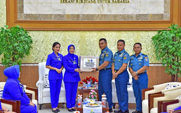 Jalasenastri Serahkan Bantuan Sosial Kepada Posko TNI AL 