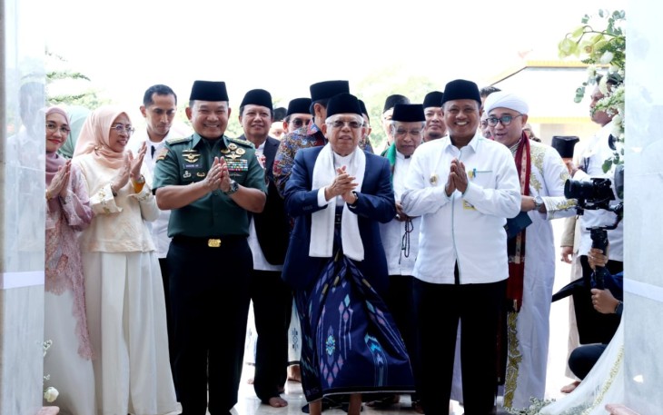Wapres RI Didampingi Kasad saat meresmikan Masjid Syarif Abdurachman yang terletak di Kompleks Pemakaman Sunan Gunung Jati, Desa Astana, Kecamatan Gunung Jati, Cirebon, Jawa Barat, Jumat (25/8/2023).