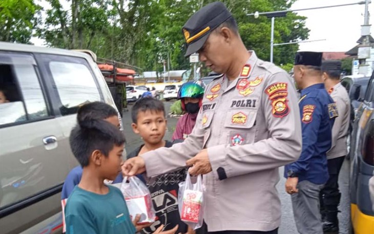 Satuan Polres Pagar Alam Bagi-Bagi Takjil Kepada Penguna Jalan Raya