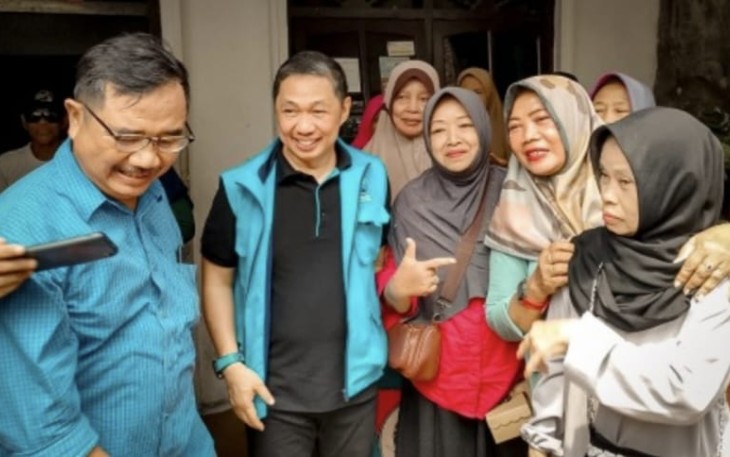 Ketua Umum Partai Gelora, Anis Matta menyempatkan diri blusukan ke wilayah Waru yang berada di perbatasan dengan Surabaya.