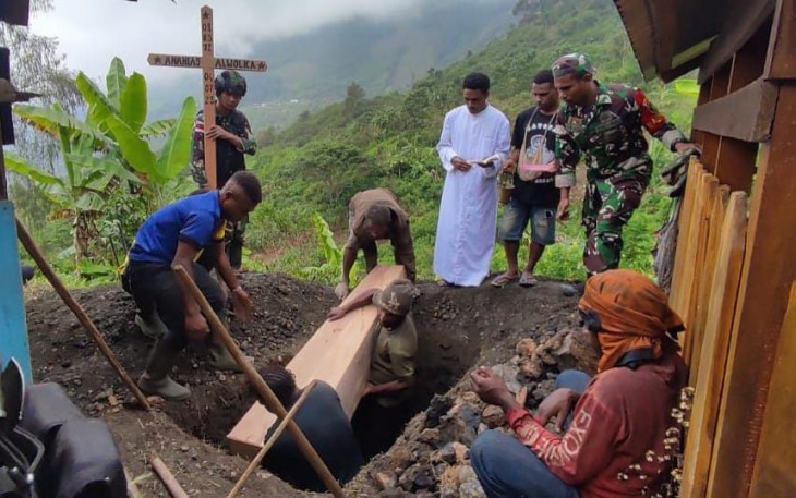 Satgas Yonif 143/TWEJ Bantu Pemakaman Warga Pegunungan Papua