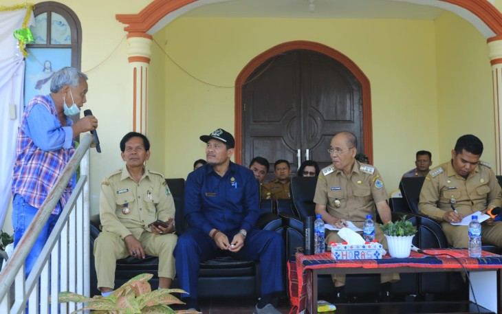 Wakil Bupati Samosir Martua Sitanggang saat berdialog langsung dengan masyarakat dan mendengar secara langsung aspirasi maupun kebutuhan dari masyarakat Desa Garoga. 