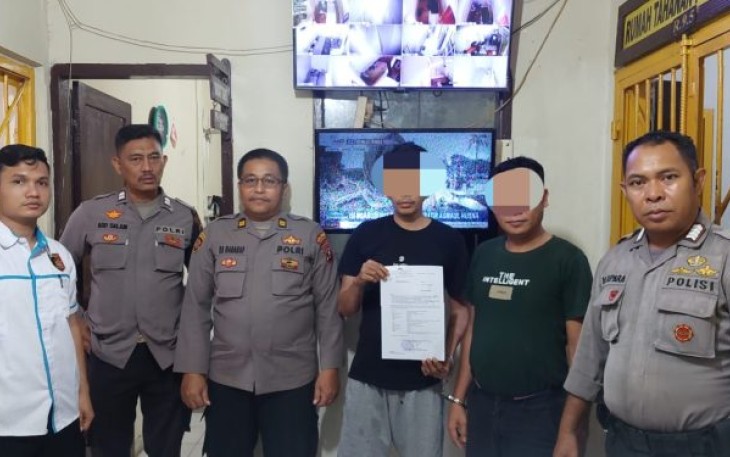 Kedua tersangka saat dilimpahkan ke Kejari Paluta