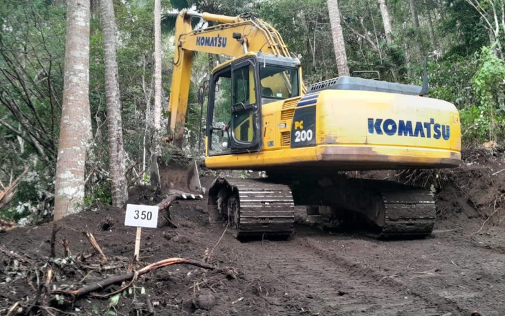 Dengan menggunakan alat berat satgas personil satgas TMMD Kodim 1310/Bitung bekerja dengan Extra