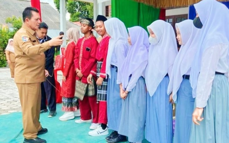 ubernur Kepulauan Riau H. Ansar Ahmad saat melakukan kunjungan kerja ke Kecamatan Tambelan, Selasa (24/01).