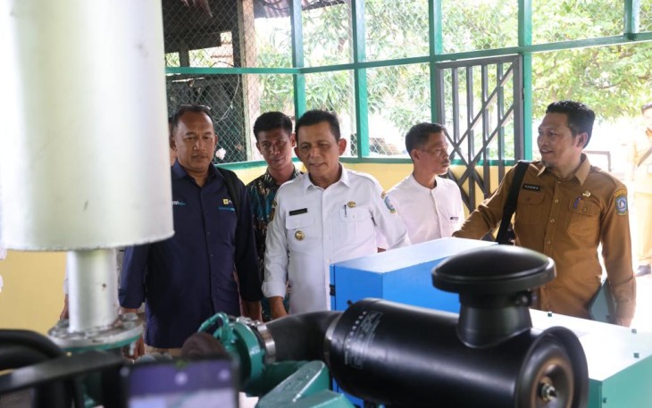 Gubernur Kepulauan Riau H. Ansar Ahmad saat melakukan peninjauan kondisi kelistrikan di Kabupaten Natuna.