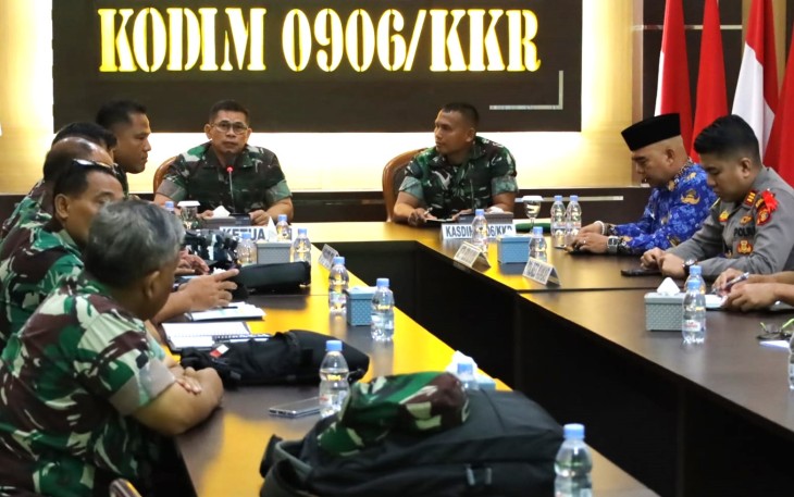  Kepala Staf Dim 0906/Kkr, Mayor Inf. Mahfudz menyambut kedatangan tim survei awal dari Akademi TNI terkait pelaksanaan kegiatan Latihan Integritas Taruna Wreda (Latsitarda) Nusantara XLIV Tahun 2024 diwilayah provinsi Kalimantan Timur (Kaltim), Senin (18/12/2023)