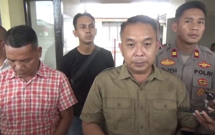 Kasat Reskrim Polres Kubu Raya, Iptu Heru Anggoro, bersama Kapolsek Sungai Ambawang, Iptu Budi Sutiyono, dan penyidik Satreskrim, menjelaskan kronologi kejadian.