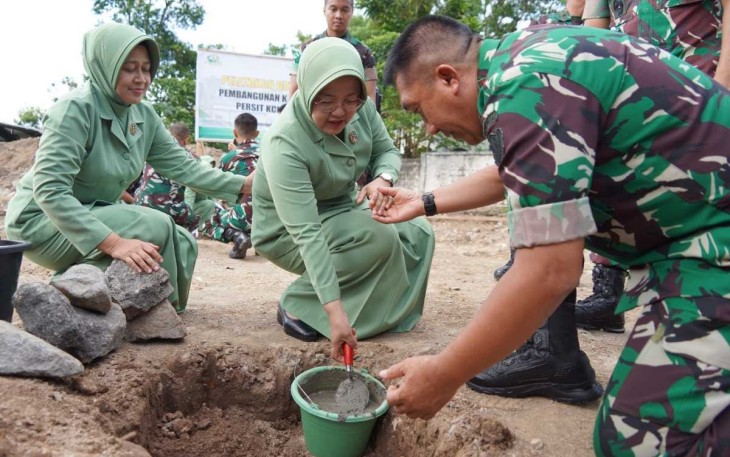 Gubernur Akademi Militer Mayjen TNI R. Sidharta Wisnu Graha beserta Ibu Novita Sidharta Wisnu Graha melaksanakan peletakan batu pertama Pembangunan Kartika Bakery Persit Kartika PCBS Akmil di Panca Arga 1 pada Rabu, 12 Desember 2023