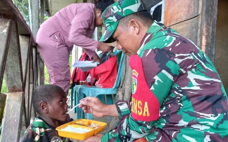 Babinsa Koramil 05/Jila saat Bantu Petugas Lakukan Pendataan Anak Stunting