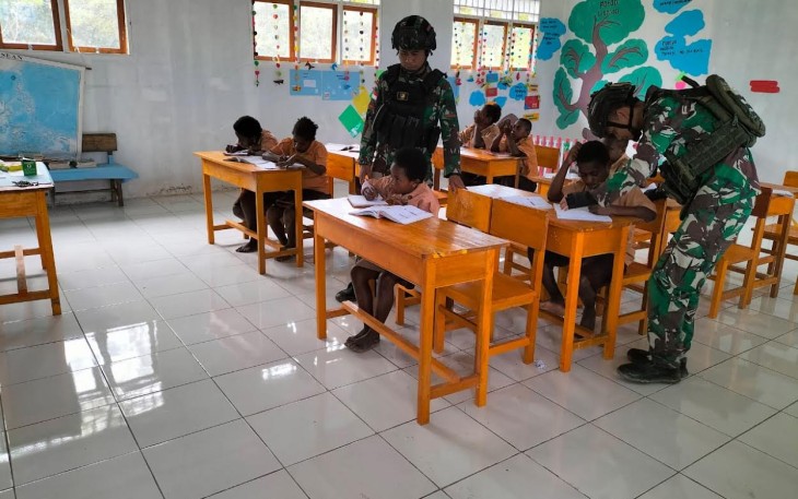 Satgas Yonif Raider 142/KJ saat di SD Inpres Eragayam, Desa Wurigelebur, Distrik Eragayam, Kabupaten Mamberamo Tengah, Provinsi Papua Pegunungan, Kamis (2/3/2023).