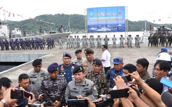 Kepala Bakamla RI Laksdya TNI Dr. Aan Kurnia usai secara resmi membuka Patroli Bersama Keamanan dan Keselamatan Laut Nasional Tahun 2023 di Dermaga Bitung, Manado, Rabu (15/3/2023).