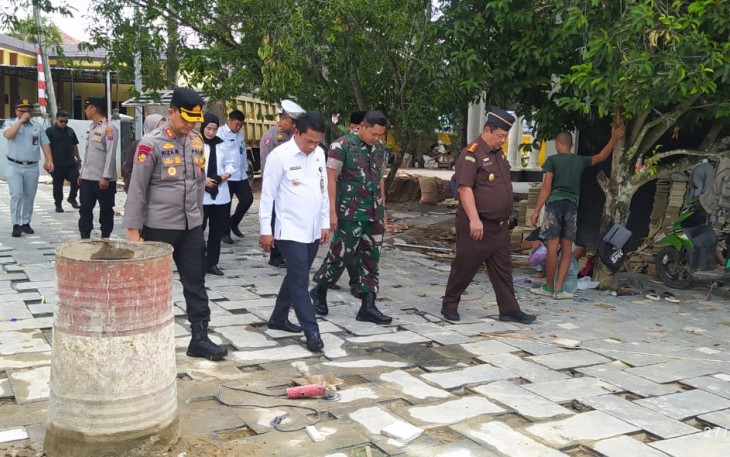 Dandim 1001/HSU-Balangan Letkol Inf Dhuwi Hendradjaja, S.Sos., M.I.Pol., bersama jajaran Forkopimda melakukan patroli pengecekan persiapan pengamanan Nataru yang bertempat di wilayah Kabupaten Balangan. Rabu (27/12/2023)
