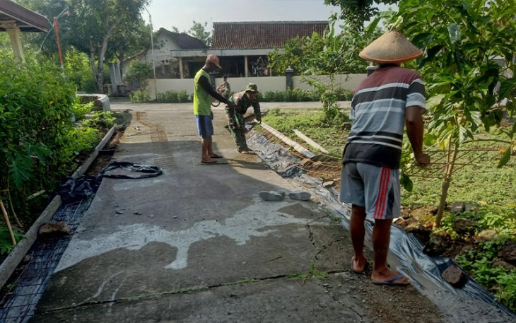 Babinsa saat Koramil Geger Gotong-royong Pelebaran Jalan