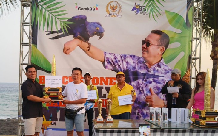 Penyerahan hadiah Free Fly Competition Piala Ketua MPR RI 2023 di Bali