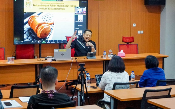 Bamsoet saat mengajar mata kuliah Politik Hukum dan Kebijakan Publik, di Pascasarjana Program Doktor Hukum Universitas Borobudur, Jakarta, Sabtu (18/11/23).