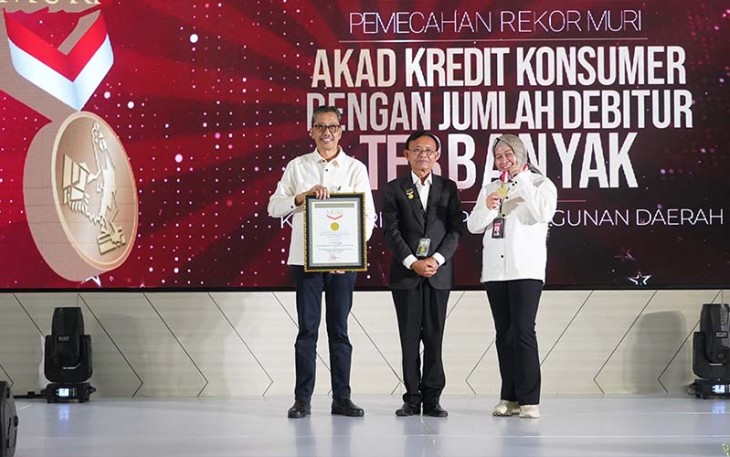 Penghargaan MURI yang berhasil diraih Bank Jatim diserahkan oleh Direktur Operasional MURI Jusuf Ngadri kepada Direktur Utama Bank Jatim Busrul Iman dengan didampingi oleh SEVP Consumer Banking Bank Jatim Hermita. Dilakukan secara offline dan juga hybrid by zoom pada hari Selasa (12/12/2023).