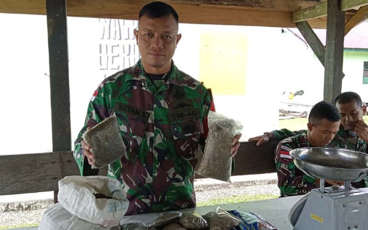 Danrem 172/PWY Brigjen TNI J.O Sembiring saat menunjukan barang bukti hasil tangkapan.