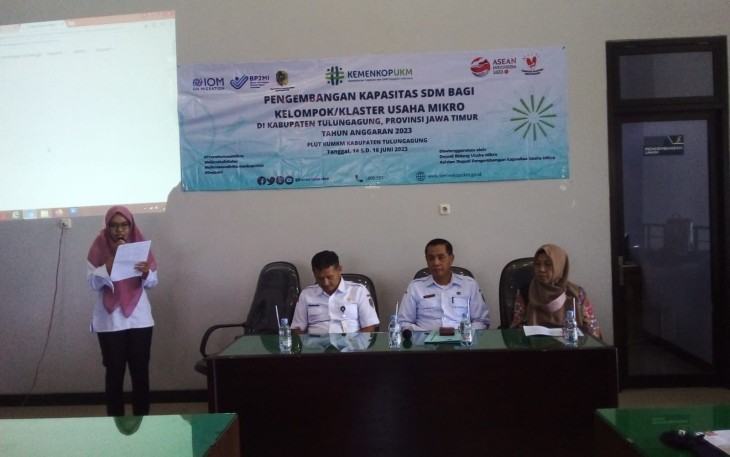 Kepala Dinas Koperasi dan Usaha Mikro Dr. Slamet Sunarto, M.Si didampingi Darmiyati, SE. MM dari Kementerian Koperasi dan UKM saat memberikan pelatihan