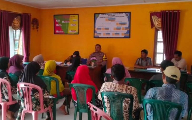 Personel Polsek Sipirok, mengundang “Emak-emak” ke Kantor Desa Situmba, Kabupaten Tapanuli Selatan, untuk menyampaikan ajakan untuk saling mencegah peredaran narkoba