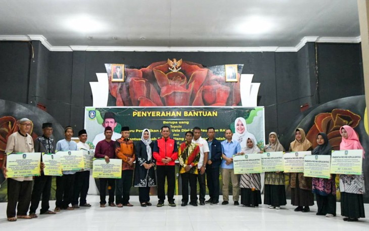Foto bersama usai penyerahan insentif Guru TK, PAUD dan RA serta Hibah Rumah Ibadah Kabupaten Lingga Tahun 2023 di Aula SMAN 1 Dabo Singkep, Sabtu (1/7) malam. 