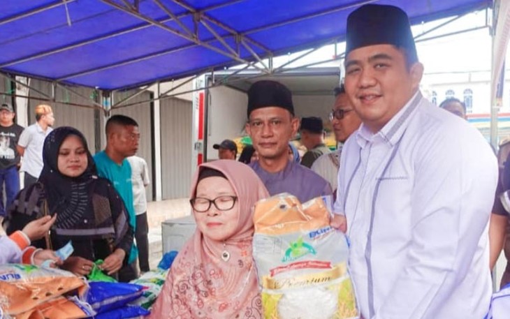 Bupati Bintan Roby Kurniawan SPWK saat serahkan bantuan ke salah satu warga