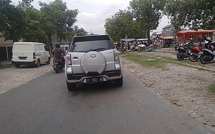 Mobil dinas Camat Kedungtuban yang dikendarai istrinya saat melaju di Jalan RSU Cepu kecamatan Cepu kabupaten Blora, Minggu (26/2/2023) sore.