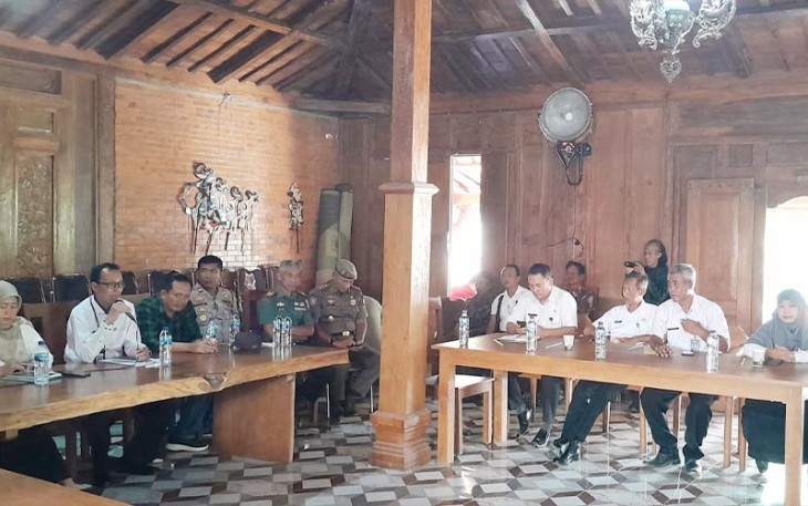 Caption: Perwakilan PT Pentawira Agraha Sakti beserta dinas terkait serta Forkopimcam Jiken saat sosialisasi di salah satu rumah makan di Jiken.
