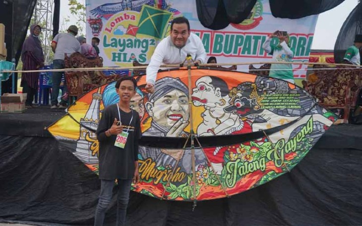 Bupati Blora,  Arief Rohman hadir dalam festival layang-layang Blora yang dihadiri peserta dari luar kota.