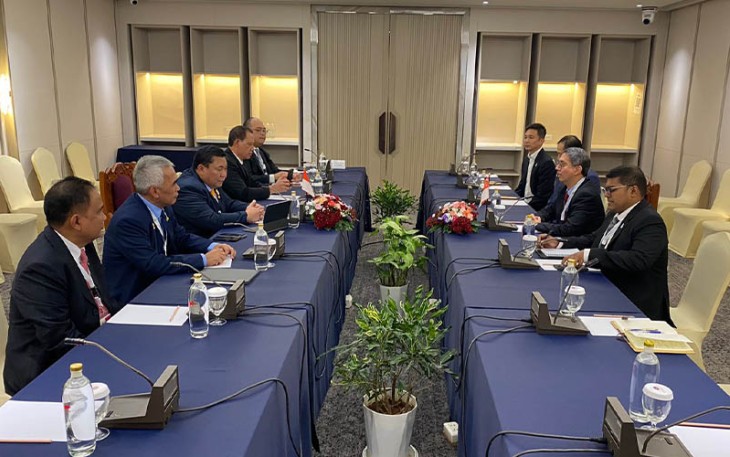Delegasi Indonesia yang dipimpin Kepala BNN RI, Komjen Pol. Prof. Dr. Petrus R. Golose didampingi Deputi Hukum dan Kerjasama, Drs. Agus Irianto, S.H., M.Si., M.H., Ph.D., Deputi Pemberantasan, I Wayan Sugiri, S.H., S.I.K., M.Si., Direktur Intelijen, Ruddi Setiawan, S.I.K., S.H., M.H., dan Direktur Kerjasama Dr. RM. Aria TM Wibisono saat melangsungkan pertemuan bilateral dengan Delegasi Singapura di sela-sela pelaksanaan The 8th AMMD, Jumat, (11/8).