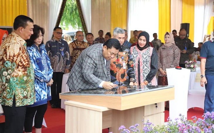 Kepala BNN RI, Prof. Dr. Petrus R. Golose saat penandatangan prasasti pada acara peremian, Selasa, 31 Oktober 2023. 