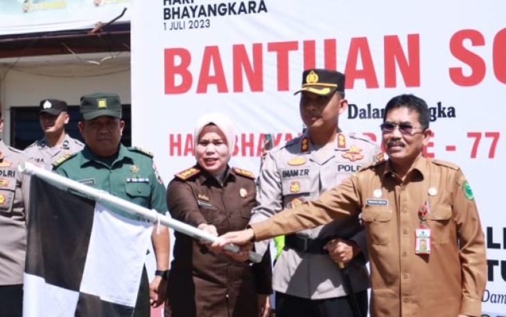 Kapolres Tapsel AKBP Imam Zamroni, bersama Forkopimda saat melepas ribuan paket Bansos untuk Masyarakat yang membutuhkan dan Anak Stunting 