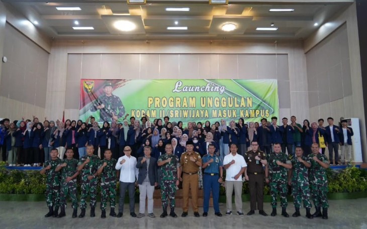 Foto Bersama usai acara launching Program Unggulan KODAM II/SRIWIJAYA MASUK KAMPUS", di GSG Universitas Bengkulu, Selasa (28/11/2023).